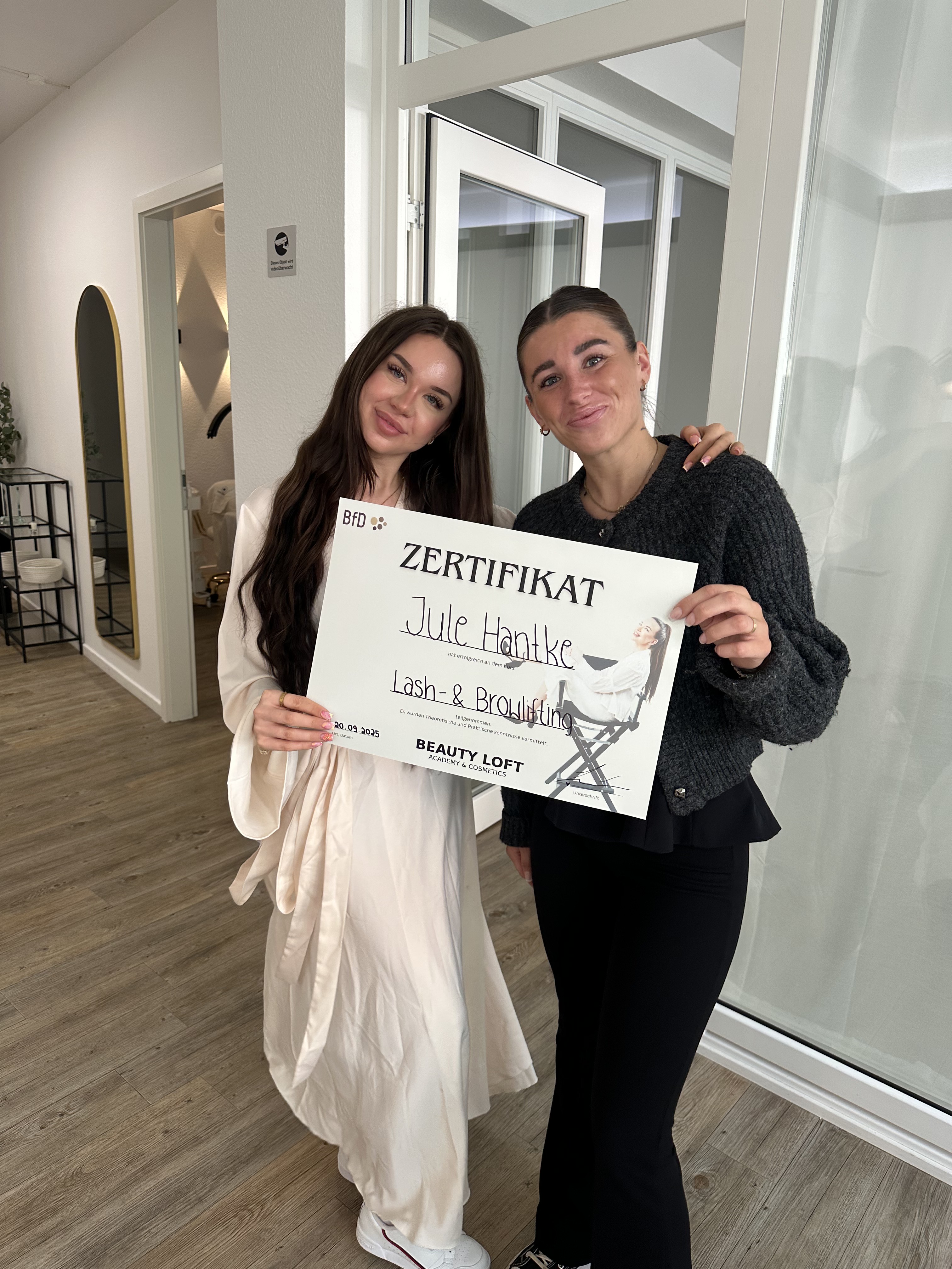 Absolventin mit Lash & Browlifting Zertifikat