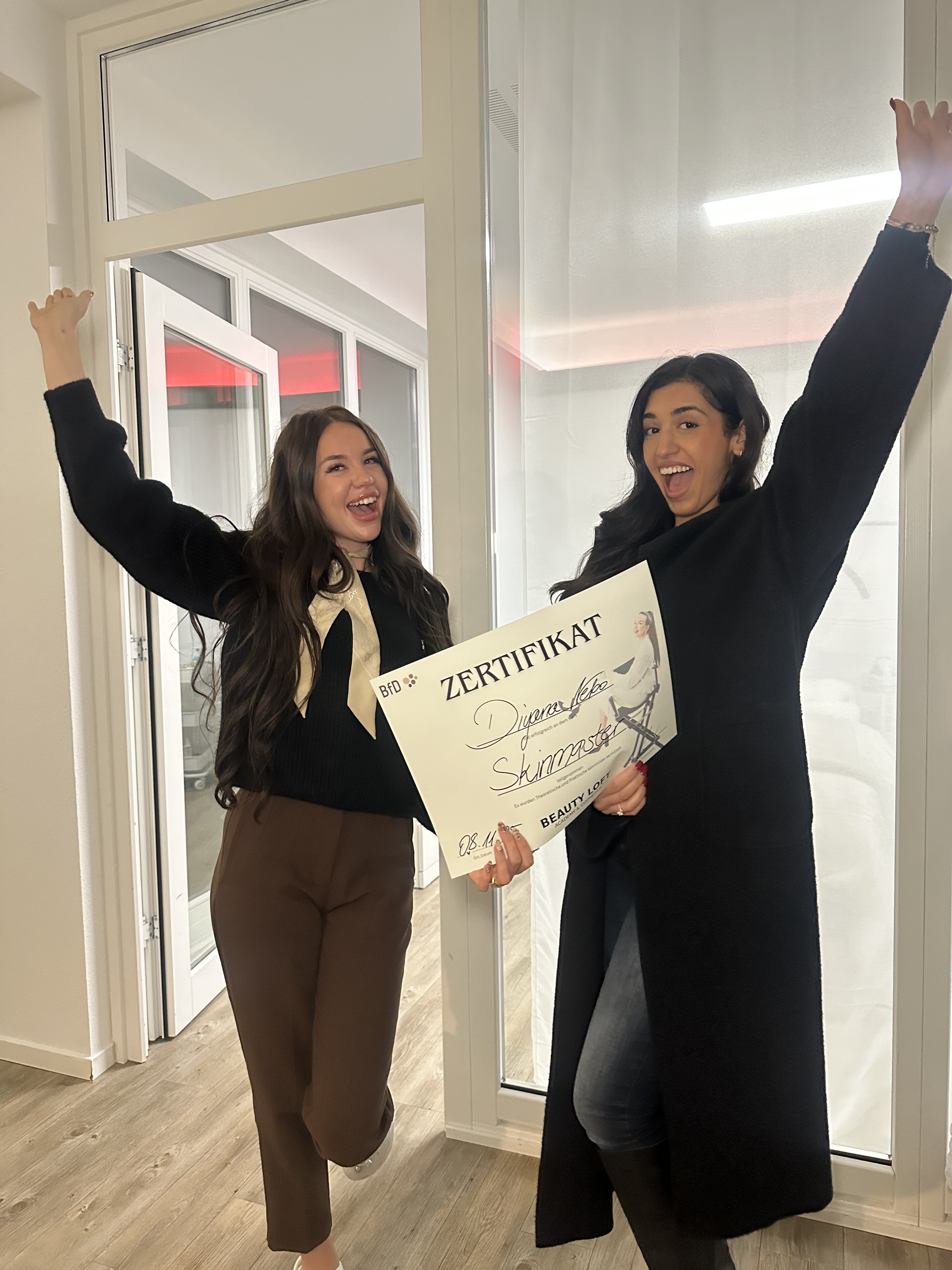 Absolventinnen feiern Skinmaster Zertifikat
