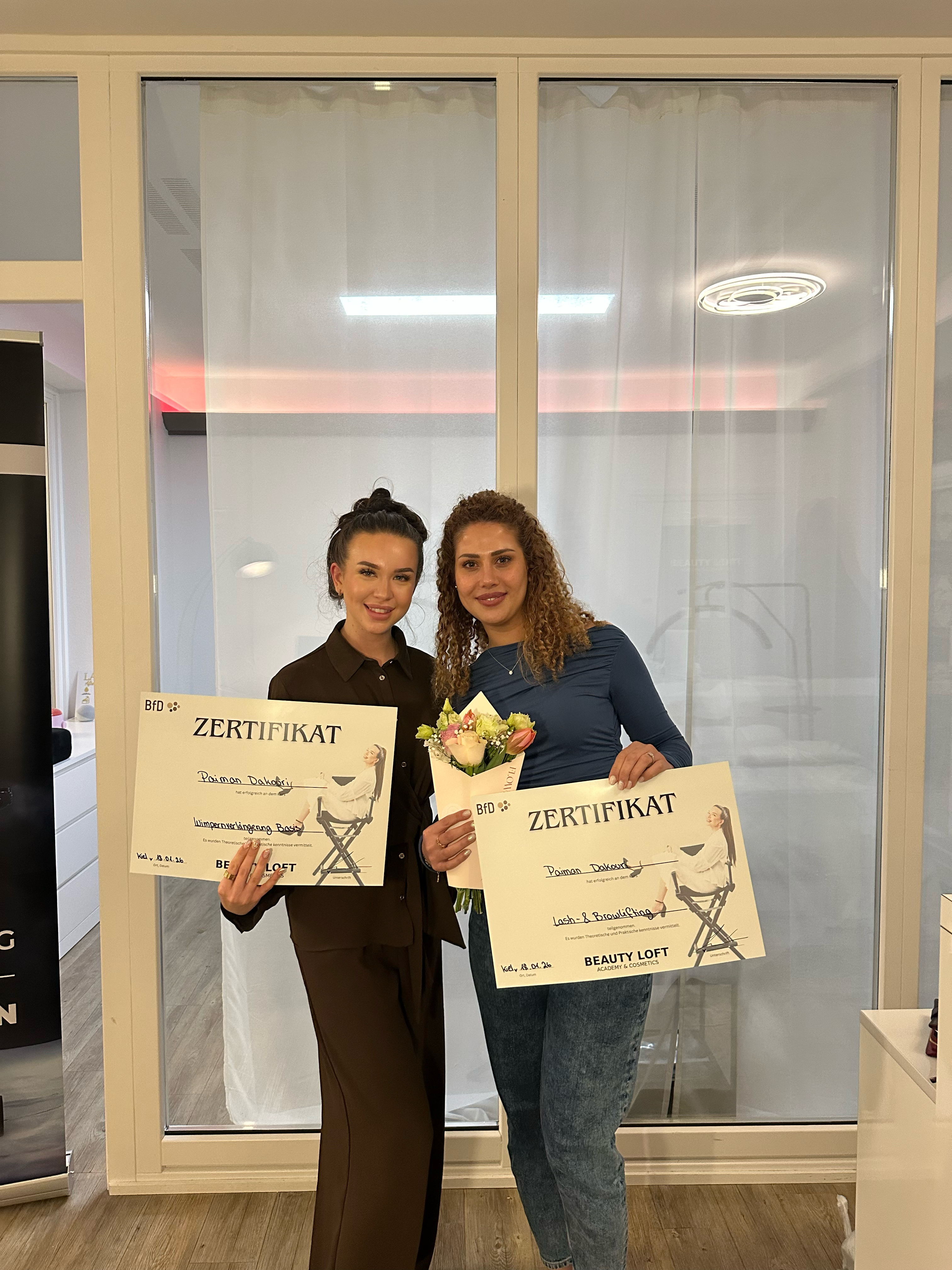 Alara mit Absolventin und Zertifikaten