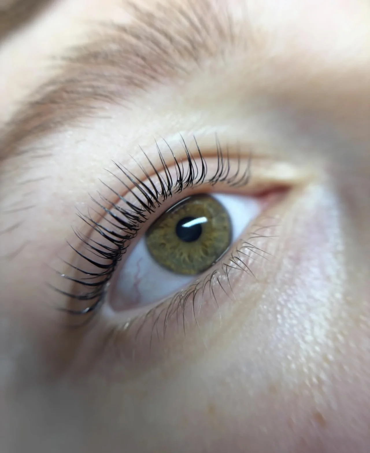 Perfekte Wimpernverlaengerung Nahaufnahme