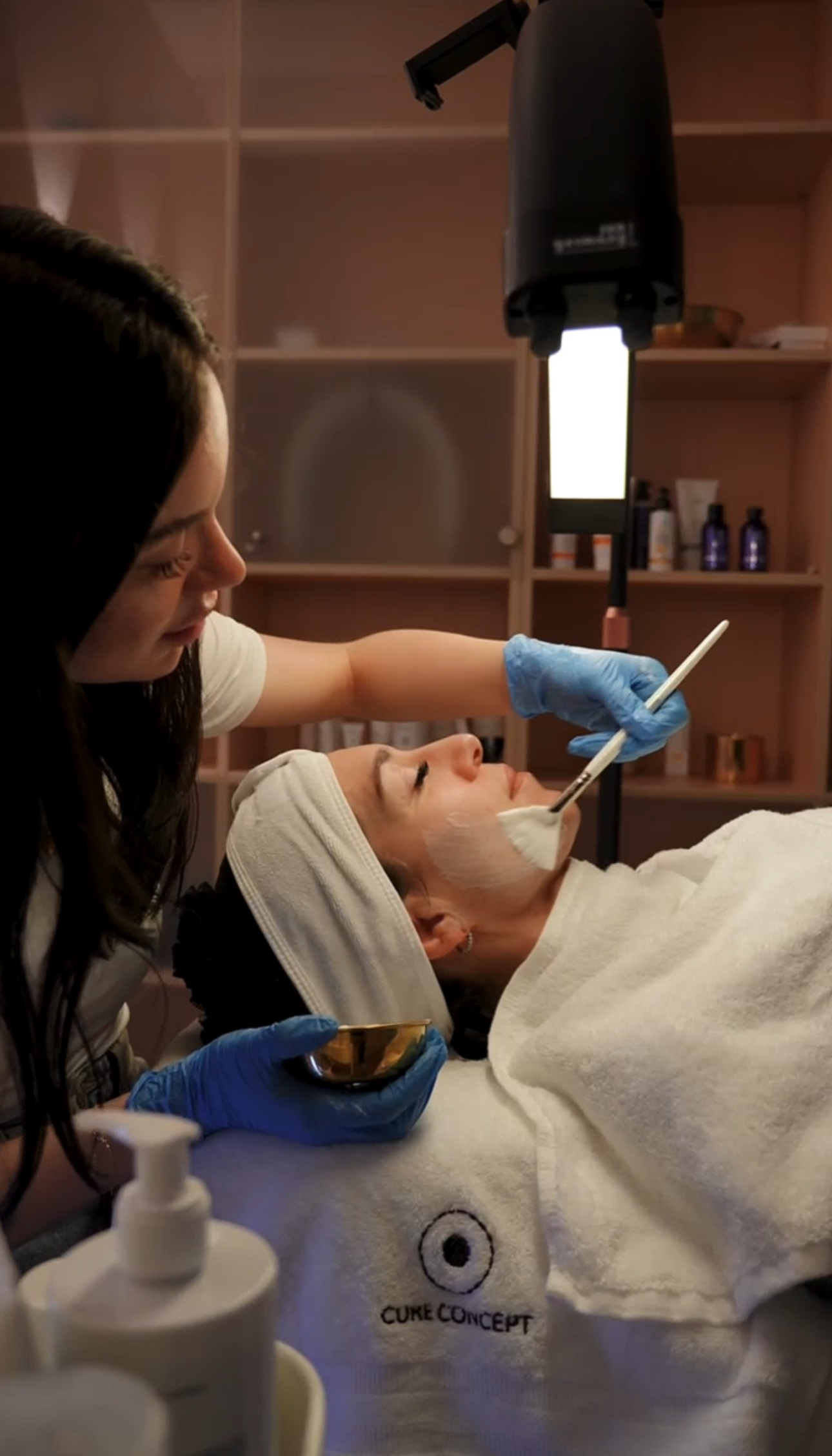 Praktische Beauty Behandlung am Model